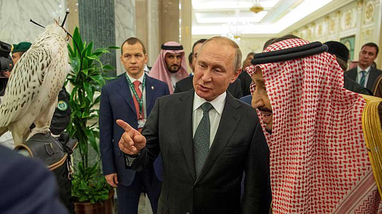 Vladimir poutine offre un faucon au roi Arabie saoudite caca excrement fiente videdo